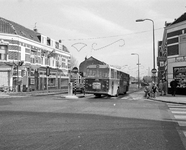 855303 Afbeelding van een stadsbus lijn 9 die over de Kanaalstraat rijdt, ter hoogte van de Damstraat te Utrecht.